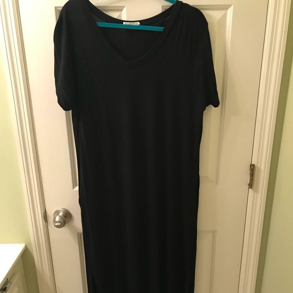 Black short sleeve v-neck maxi